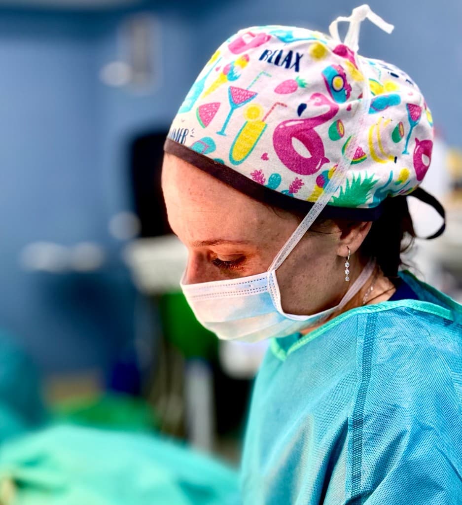 Dr Manon Belhoste au bloc opératoire